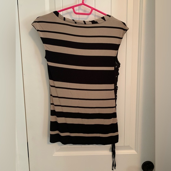 Veronica Maine short sleeve with tie down one side. Size XS - Picture 2 of 3